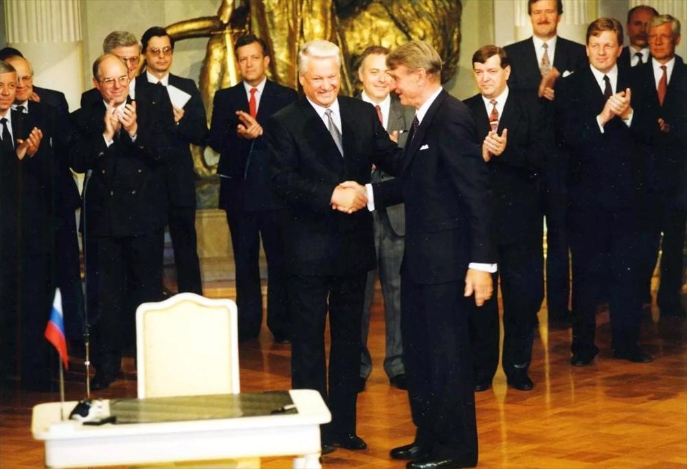 Mauno Koivisto and Boris Yeltsin in Helsinki in 1992
