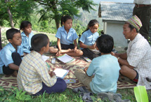 Monikielisyysopetuksen pohjana ovat kyläläisten kertomat tarinat. Kuva: Iina Nurmela