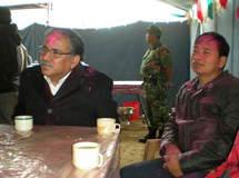 Nepalin maoistipuolueen puheenjohtaja Prachanda ja komentaja Pasang Rolpan leirillä. Kuva: Pirkko-Liisa Kyöstilä