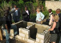 Obed Kwanga berättar hur man bygger en torrtoa. Foto: Huussi rf