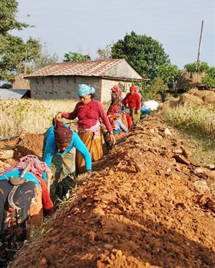 Paikalliset osallistuvat vesiputken kaivamiseen Thaprekissa Keski-Nepalissa. Kuva: Markus Tuukkanen