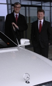 Pasi Tuominen nagykövet Ekkehard Philippel, a kecskeméti Mercedes-Benz gyár pénzügyi igazgatójával