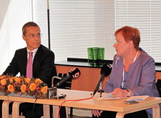 President Tarja Halonen och utrikesminister Alexander Stubb vid en gemensam presskonferens under FN-veckan.
