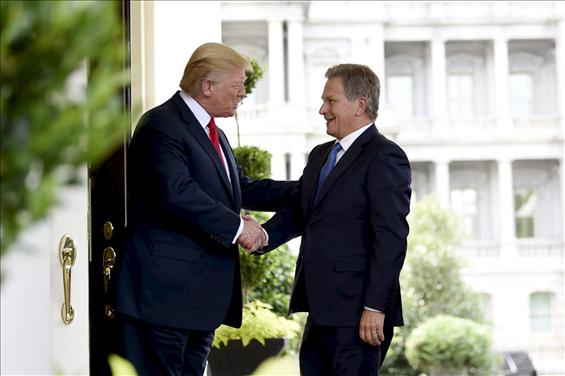 Presidentti Trump tervehtii presidentti Niinistöä Valkoisen talon ovella
