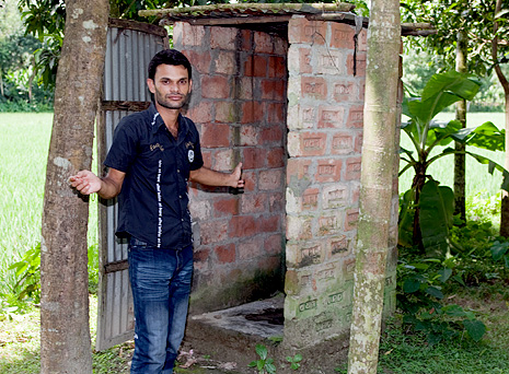 Shundor esittelee käymäläänsä Mogolbashan kylässä pohjoisessa Bangladeshissa_465 Kuva Olli Moilanen