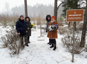 Somijas vēstnieceTrapenē pie somu karavīru kapa