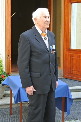 Soomepoissi Raul Kuutmad autasustati kõrge aurmärgiga Soome suursaatkonna pidulikul vastuvõtul 4. juunil. 