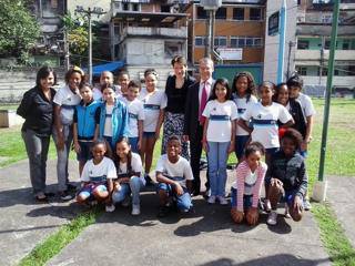 Suurlähettiläs Jari Luoto ja opetusministeriön johtaja Jaana Palojärvi vierailivat Rio de Janeiron hökkelikylän koulussa toukuussa 2013.