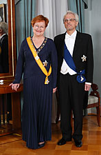 Tasavallan presidentti Tarja Halonen ja tohtori Pentti Arajärvi © Tasavallan presidentin kanslia