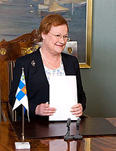 Tasavallan presidentti Tarja Halonen valmistautuu pitämään uudenvuodenpuheen 1.1.2009. © Tasavallan presidentin kanslia
