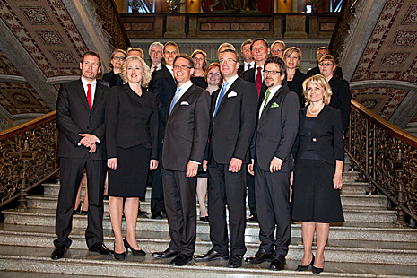 The new Government’s first family portrait on the staircase of the House of the Estates. Photo: Eero Kuosmanen