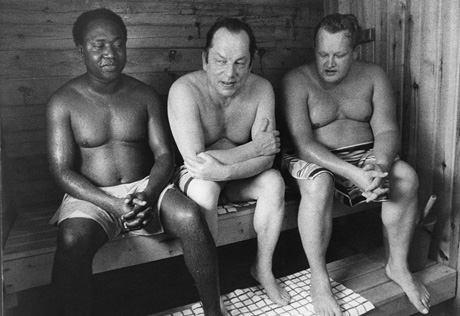 Ulkoministeri Ahti Karjalainen ja Martti Ahtisaari saunoivat Itä-Afrikassa vuonna 1974. © Ulkoministeriö