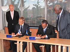 Ulkoministeri Alexander Stubb ja Saint Lucian ulkoministeri Rufus George Bousquet allekirjoittivat yhteisen kommunikean, jolla luotiin diplomaattisuhteet maiden välille.