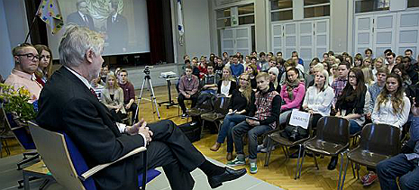 Ulkoministeri Tuomioja Etu-Töölön lukiossa. Kuva: Eero Kuosmanen