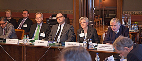 Ulkoministeri Tuomioja otti kokouksen avanneessa puheenvuorossaan esille ystäväryhmän pääkaupunkiedustajien merkityksen. 