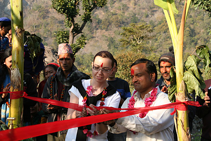 Utrikesministeriets Nepal-ansvariga Heli Lehto och den lokala administrationens representant Bisnu Prasad Dhakal under en fest för ett färdigt projekt i Asuran i februari 2009. Bild: Milma Kettunen