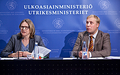 Utvecklingsminister Heidi Hautala och forskningschef Juho Rahkonen från Taloustutkimus. Rahkonen presenterade vid presskonferensen resultatet för gallupen om utvecklingssamarbete 2011. Foto: Eero Kuosmanen