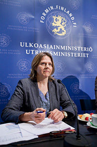Utvecklingsminister Heidi Hautala vid presskonferensen som presenterade resultaten av gallupen om utvecklingssamarbete den 5 juli 2011. Foto: Eero Kuosmanen 