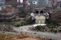 Viemäreistä virtaa likavettä pyhään Bhagmati-jokeen Pashupatinatatin temmpelin lähellä Katmandussa. Kuva: Marja-Leena Kultanen