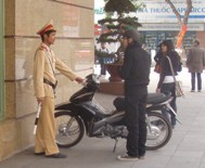 Vietnamissa poliisit puuttuvat aktiivisesti liikennerikkomuksiin.