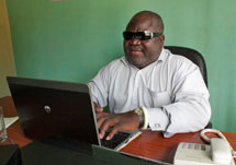 Wamundila Waliuya Sambian vammaisjärjestöjen kattojärjestöstä ZAFODista käyttää sokeudestaan huolimatta tietokonetta. Suurimmalle osalle Sambian sokeita käytön mahdollistava ohjelmisto on kuitenkin liian kallis. Kuva: Hanna Koivisto