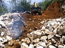 Xây dựng một con đường đến ngôi làng ở tỉnh Lào Cai 