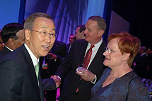 YK:n pääsihteeri Ban Ki-moon keskusteli presidentti Tarja Halosen kanssa ydinturvallisuuskokouksessa huhtikuussa. Kuva: Kari Mokko.