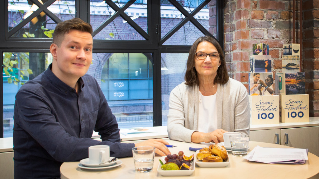 Kuvassa kahvipöydän äärellä haastattelija Tuomas Lähteenmäki ja Satu Mattila-Budich.