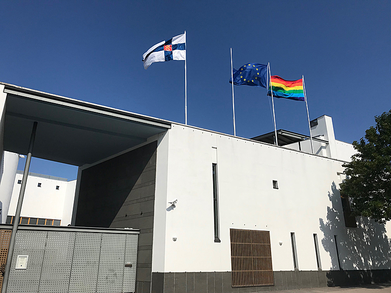 Suomen, EU:n ja Pride-lippu liehuvat suurlähetystön katolla