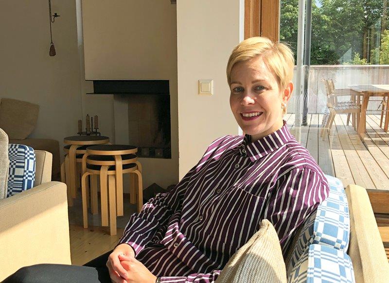 Toinen lähetystösihteeri Liisa-Maija Harju istuu suurlähetystön saunan kabinetissa.