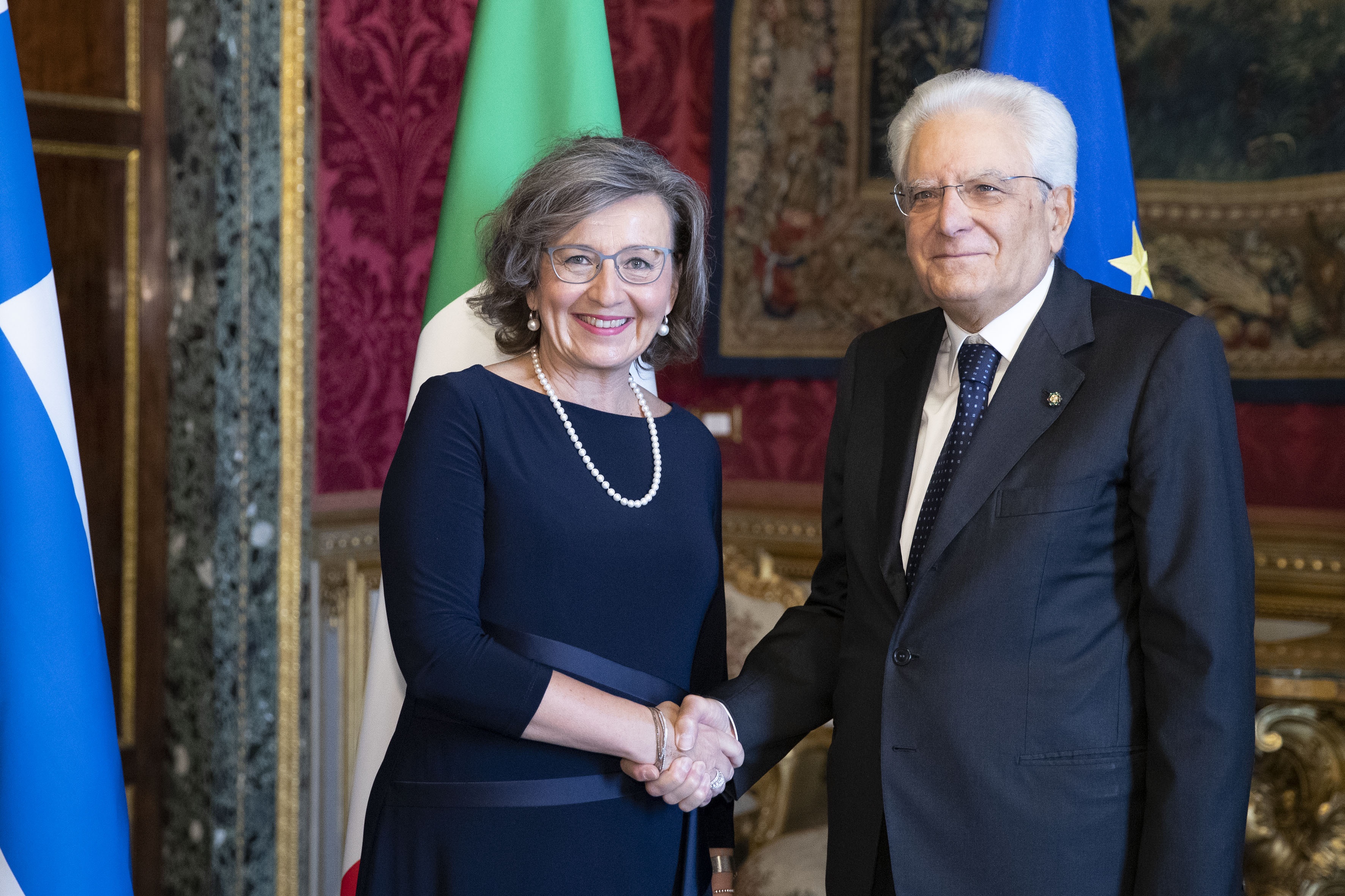 Suurlähettiläs Pia Rantala-Engberg ja Italian presidentti Sergio Mattarella.
