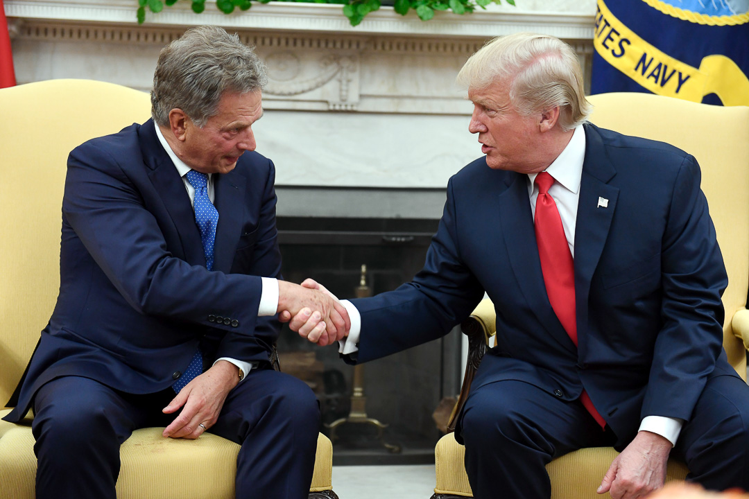 Sauli Niinistö ja Donald Trump tervehtivät toisiaan.