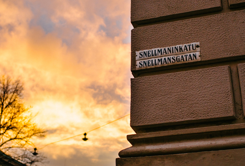 Tvåspråkig gatuskylt i Helsingfors.