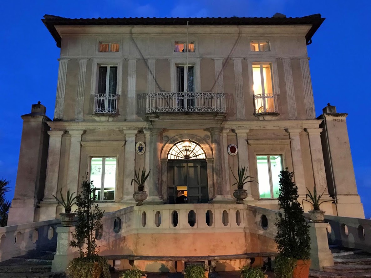 Renesanssihuvila Villa Lante iltavalaistuksessa.