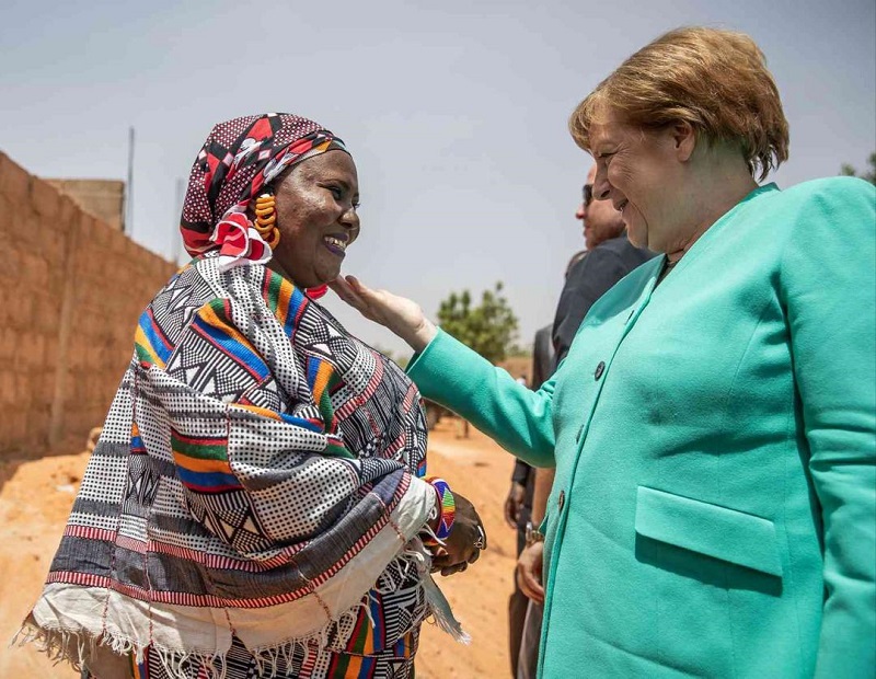 Mariama Moussa och Angela Merkel.