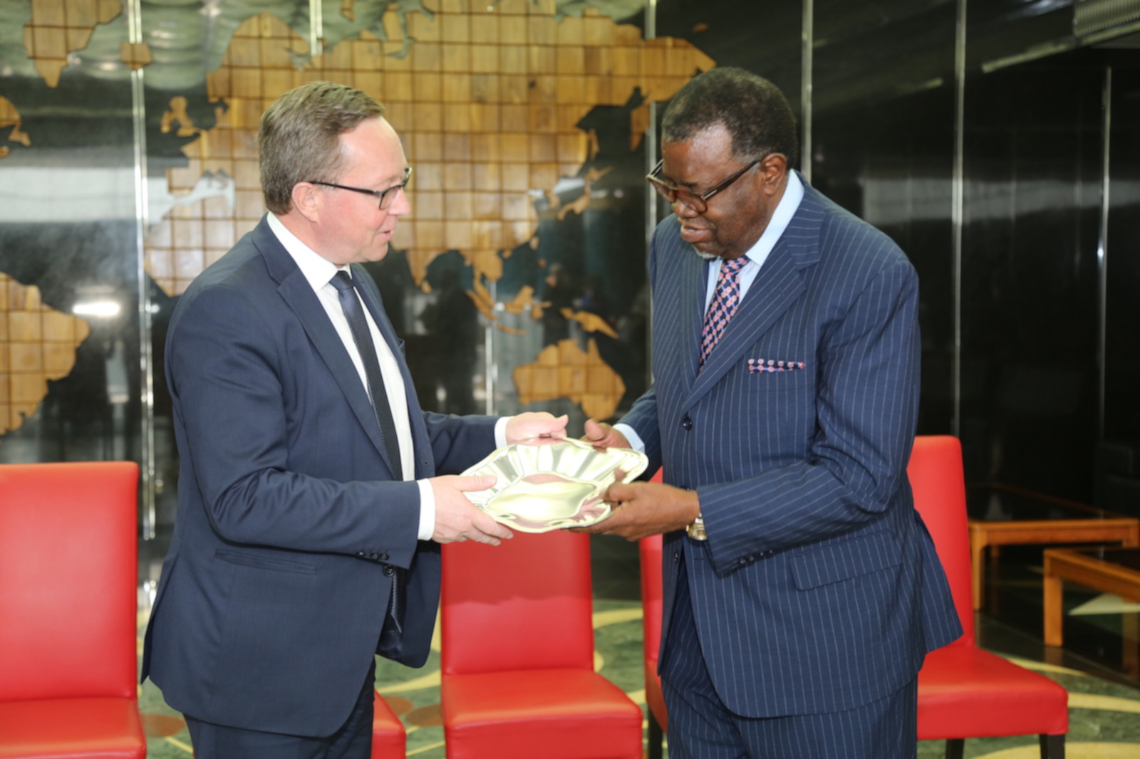 Elinkeinoministeri Mika Lintilä antaa Namibian tasavallan presidentti Hage Geingobille lahjaksi Aalto-teräsvadin