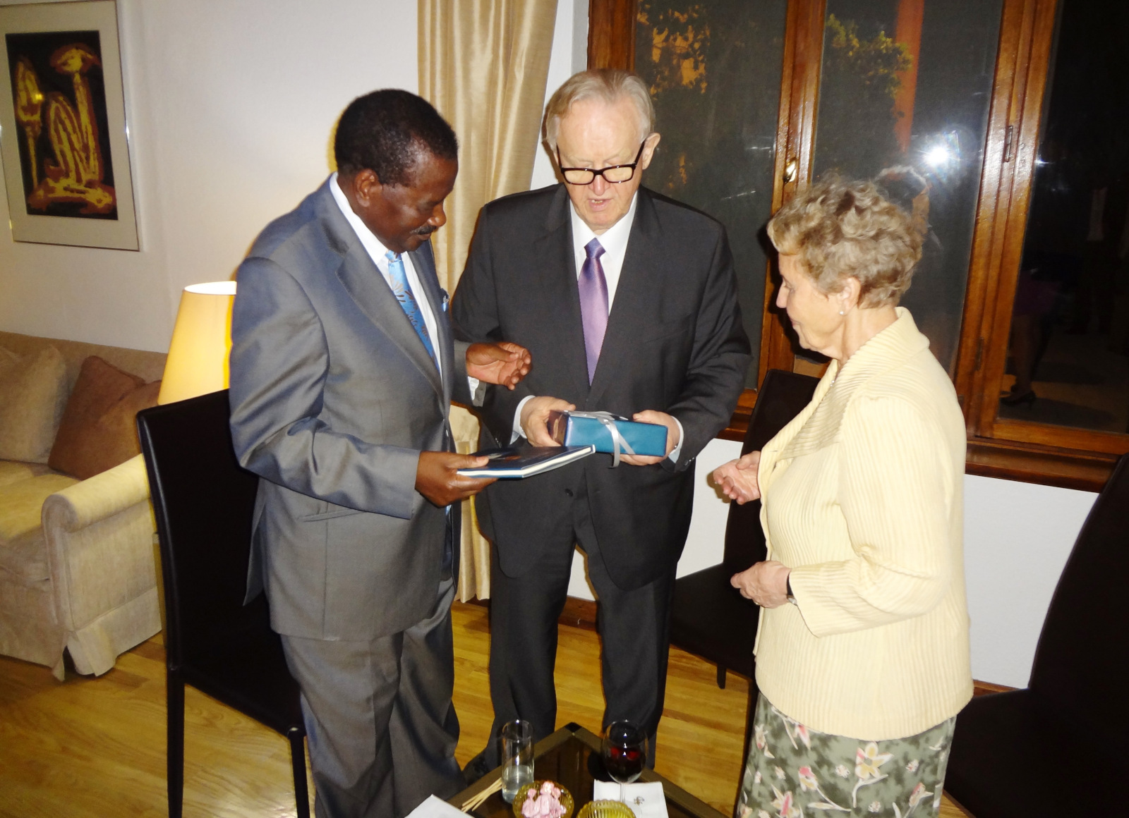Presidentti Martti Ahtisaari ja rouva Eeva Ahtisaari vastaanottavat lahjan Namibian varapresidentti Nickey Iyambolta..