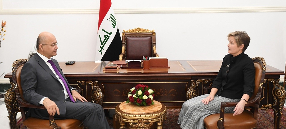 Irakin presidentti ja Suomen suurlähettiläs istuvat tuoleilla vastakkain toisiaan ja keskustelevat.